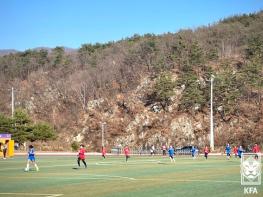 축구를 사랑하는 여자 어린이들의 축제 기사 이미지