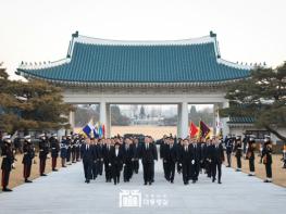  윤석열 대통령,국립서울현충원 방문 기사 이미지